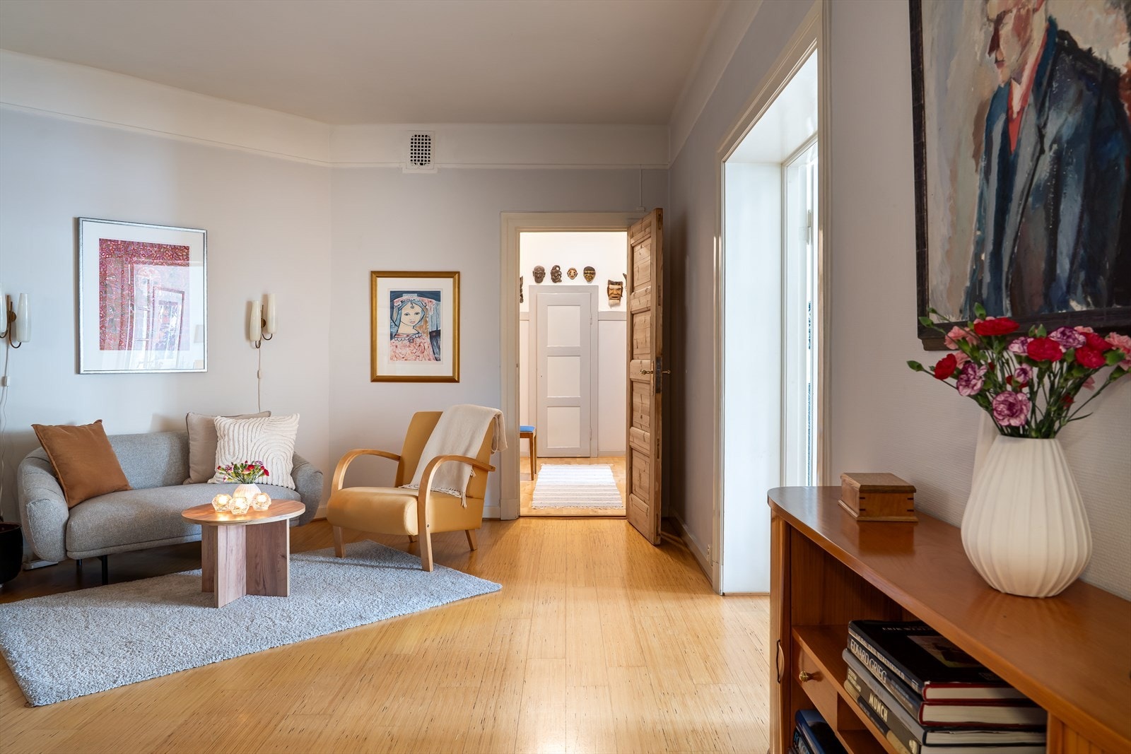 Videre inn fra mellomstuen har du adkomst til en avdeling som i dag er innredet som tv-stue. Galleribilde