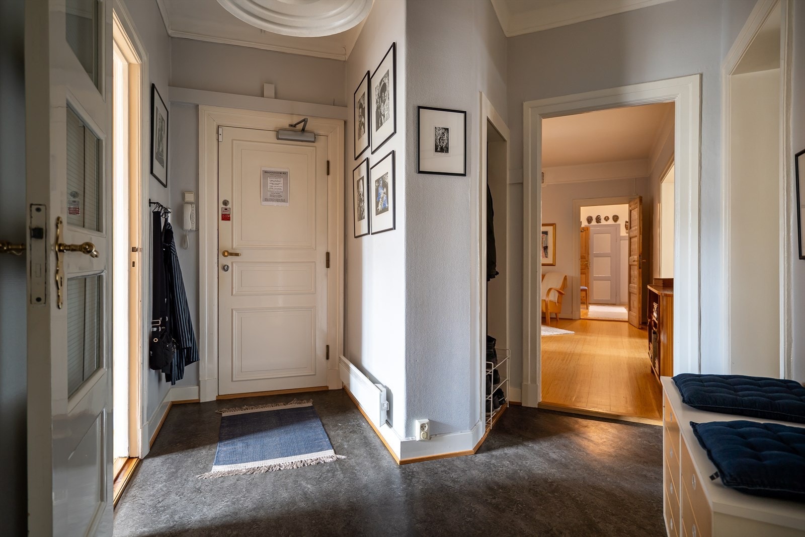 Entréen fungerer som et bindeledd og leder deg videre til de andre rommene i boligen. Galleribilde