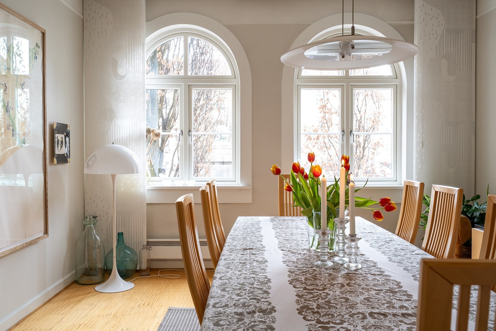 Spisestuen er perfekt for både hverdagens måltider og spesielle anledninger. Galleribilde