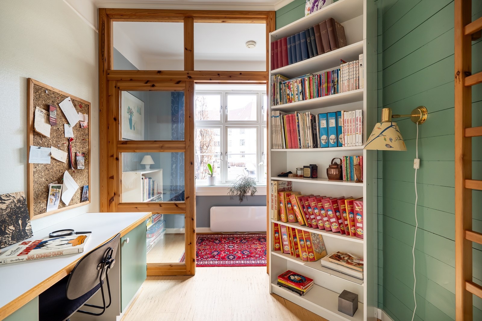 Rommene er arkitekttegnet og har store vinduer som slipper inn rikelig med naturlig lys. Galleribilde