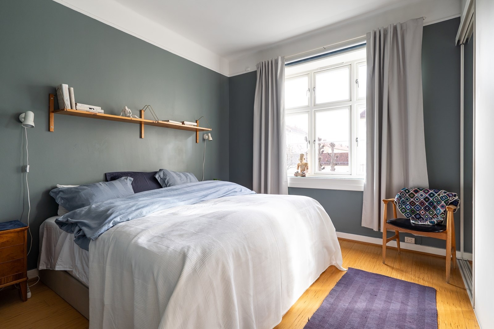 Rommet har god plass til dobbeltseng med nattbord på hver side. Galleribilde