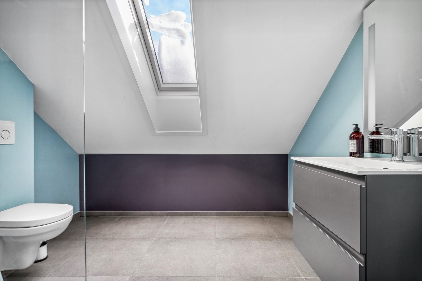 Loftsetasjen har også et pent flislagt baderom. Galleribilde