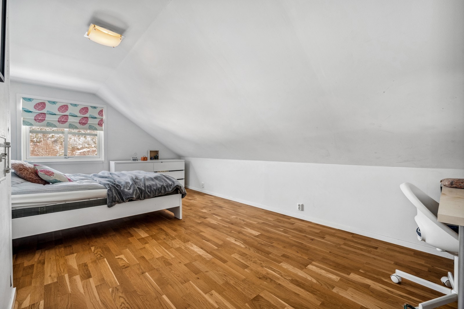 God plass til seng, skrivebord og garderobeskap. Galleribilde