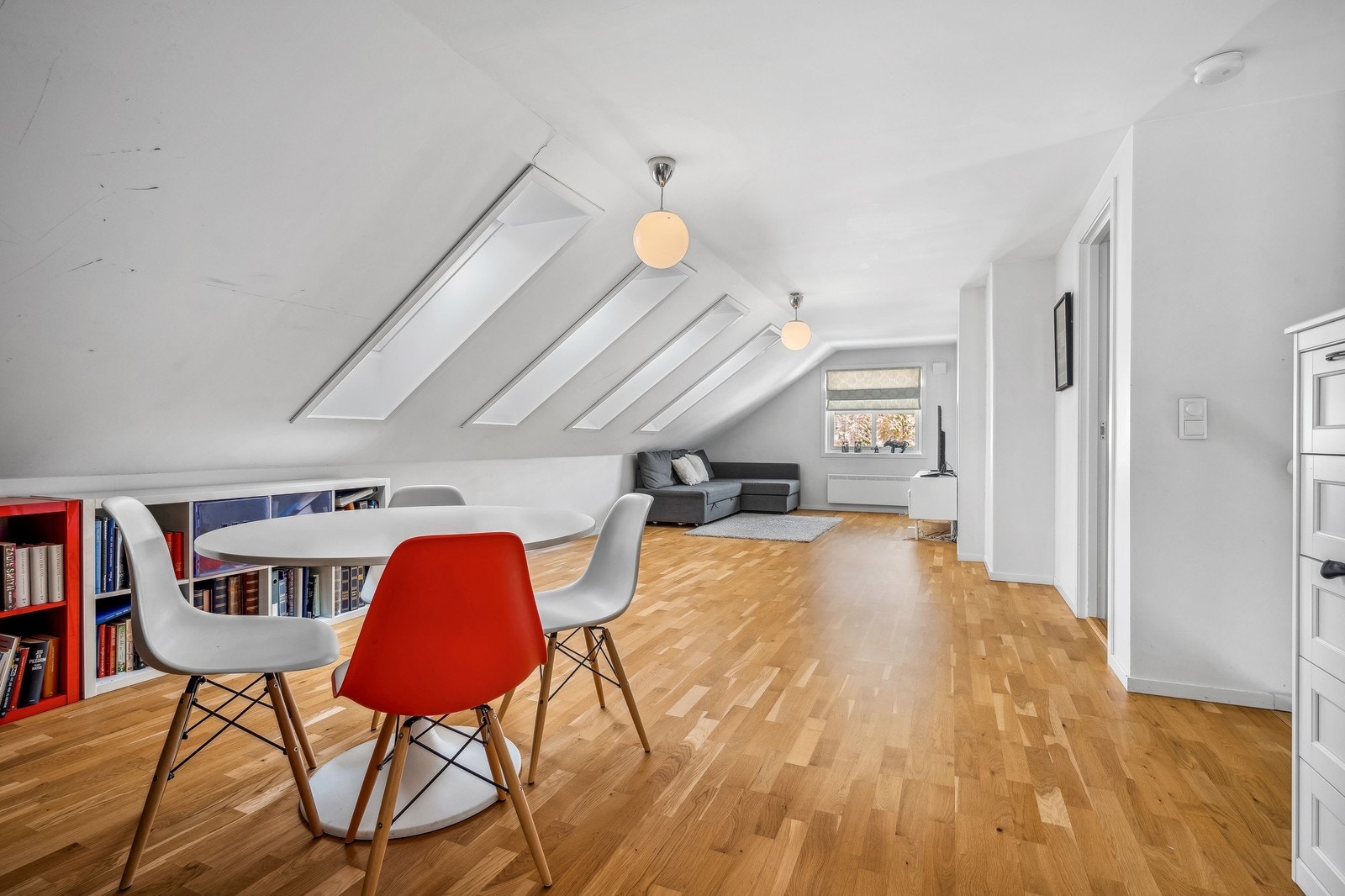 Loftet har en stor stue, tre soverom og ett bad. Galleribilde