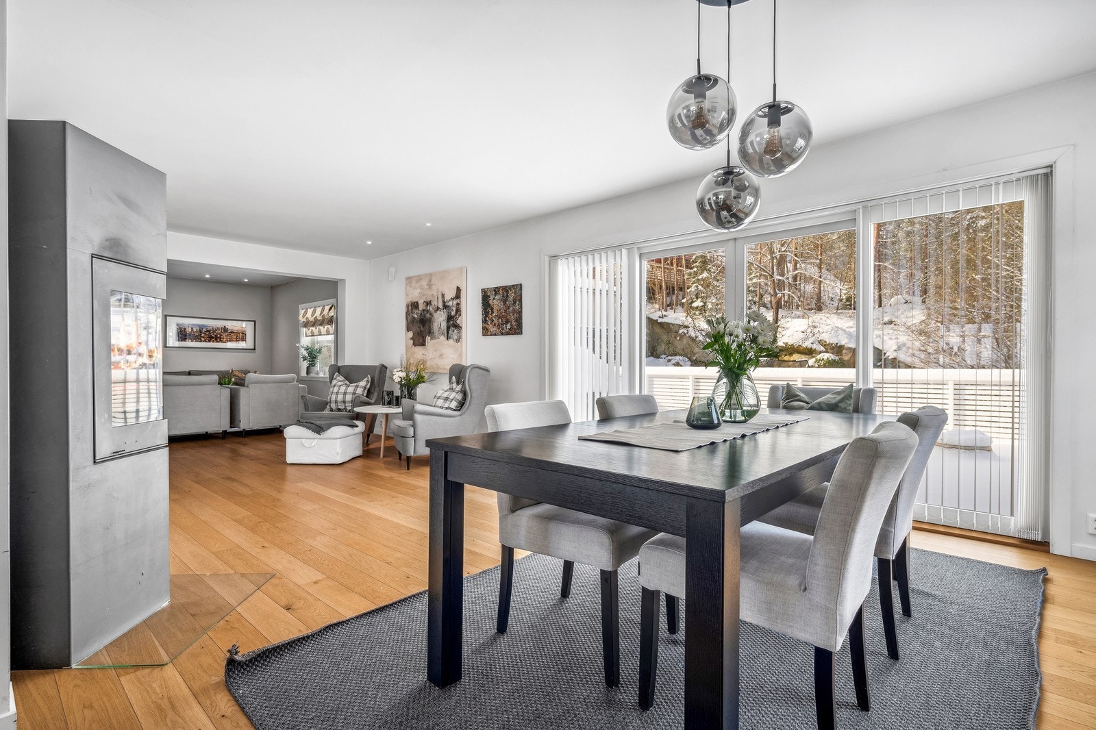 Stuen i hovedetasjen har plass til flere sittegrupper. Utgang til terrasse og hage. Galleribilde