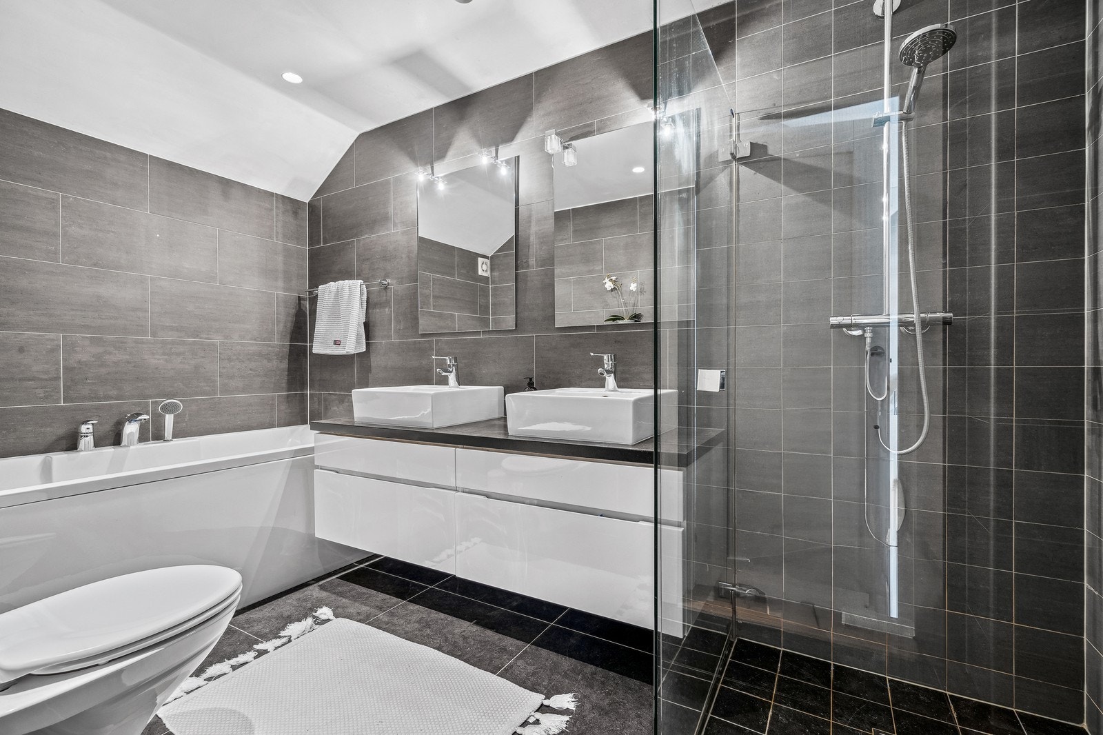 Lekkert flislagt baderom i hovedetasje. Galleribilde