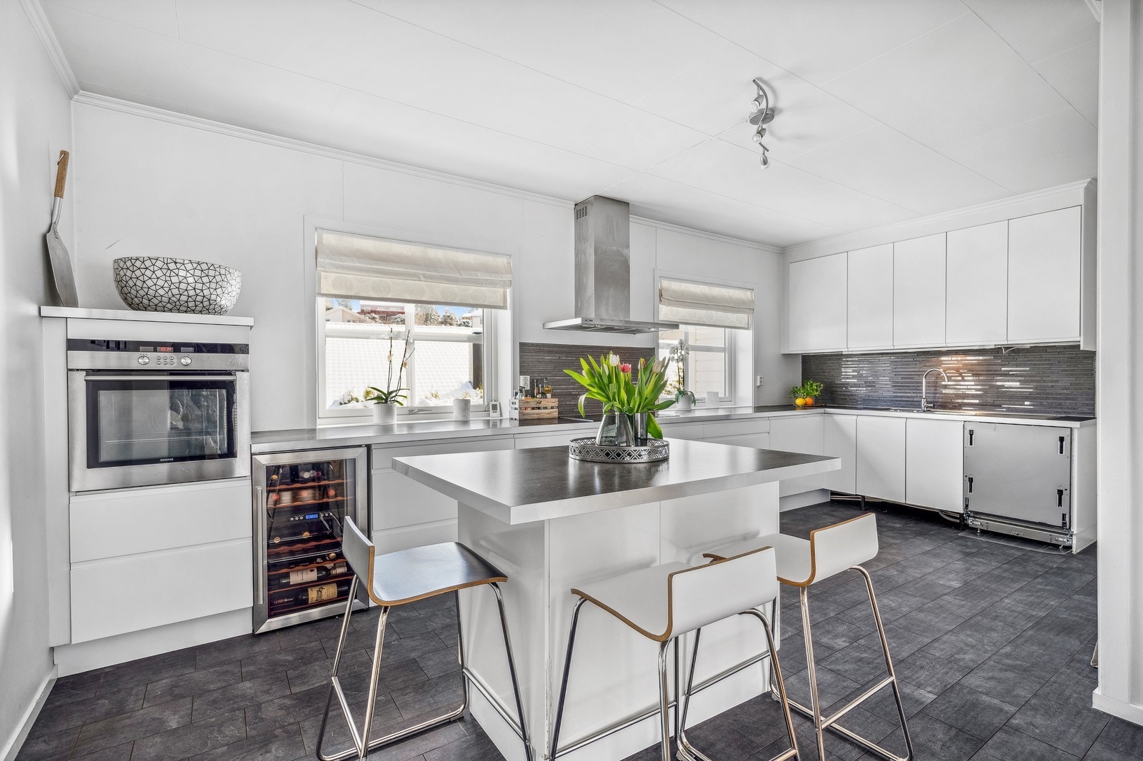 Velkommen til Storåsveien 3 E! Romslig kjøkken med praktisk øy og hvitevarer. Galleribilde