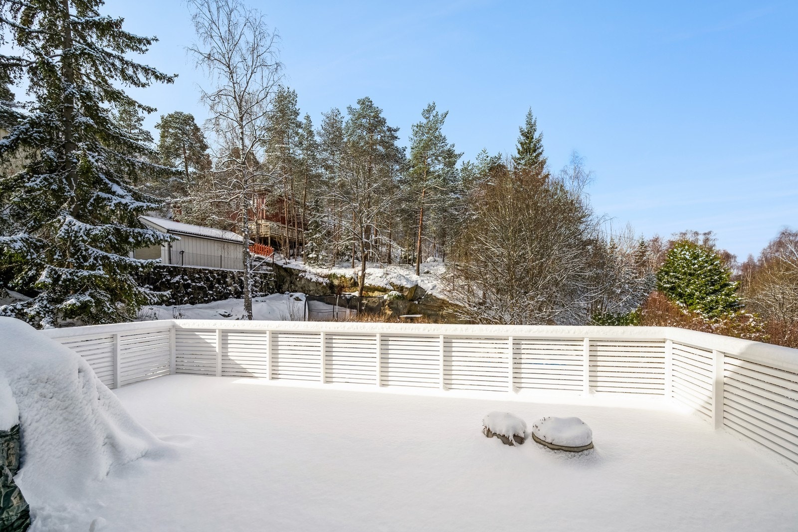 Stor vestvendt terrasse med gode solforhold og nedgang til hage. Galleribilde