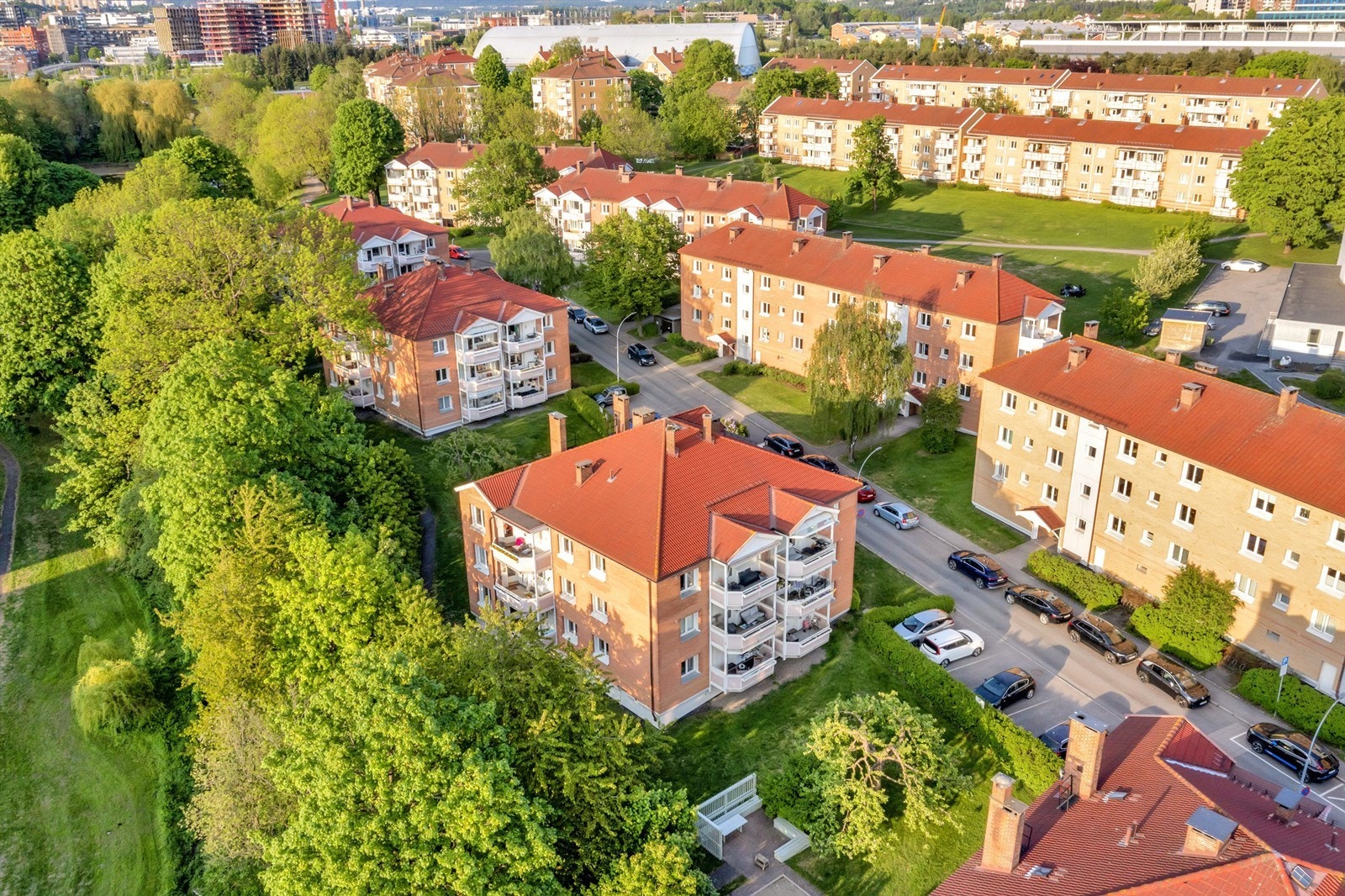 Leiligheten har en svært attraktiv beliggenhet, i et barnevennlig område på Hovin/Lilleberg. Galleribilde