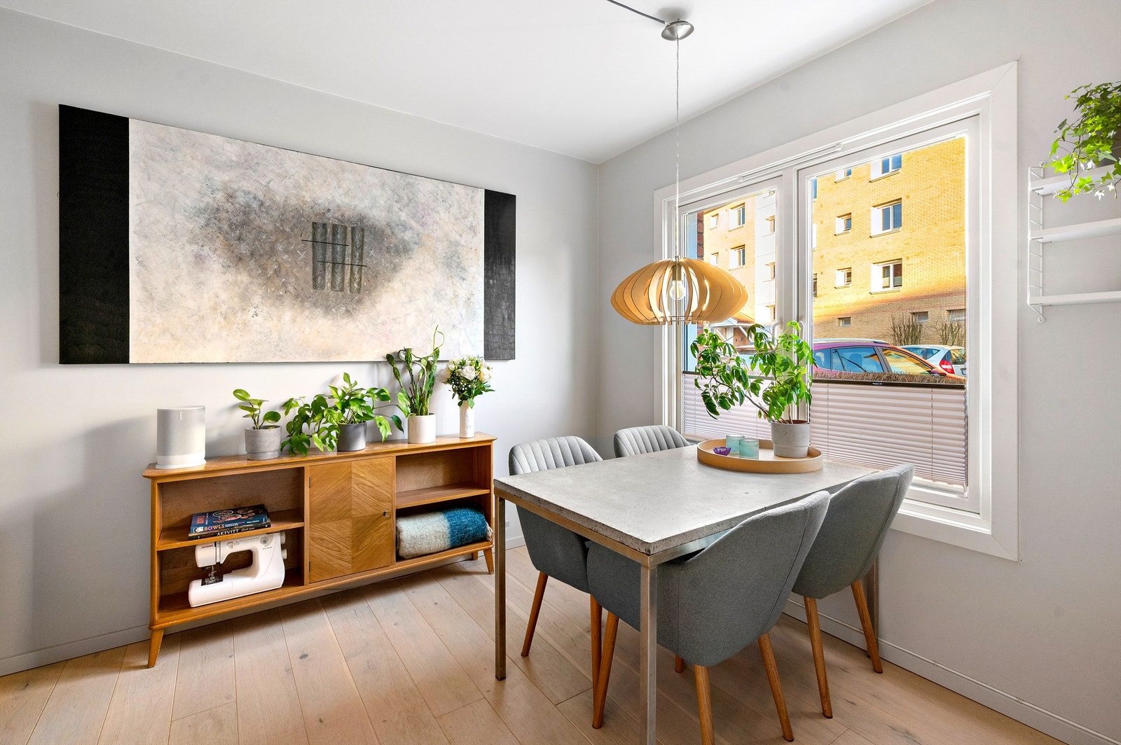 Det er også en naturlig og fin plass for å innrede med et spisebord med gode muligheter for å inviter venner og familie på middag. Galleribilde