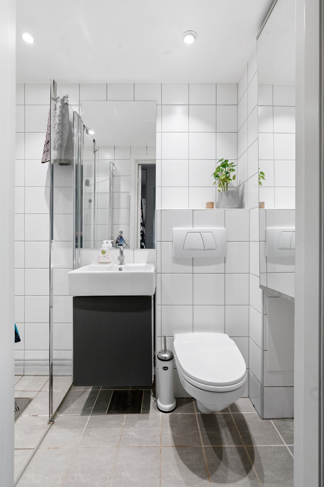 Videre har badet vegghengt klosett med innebygget sisterne og dusjhjørne. Galleribilde