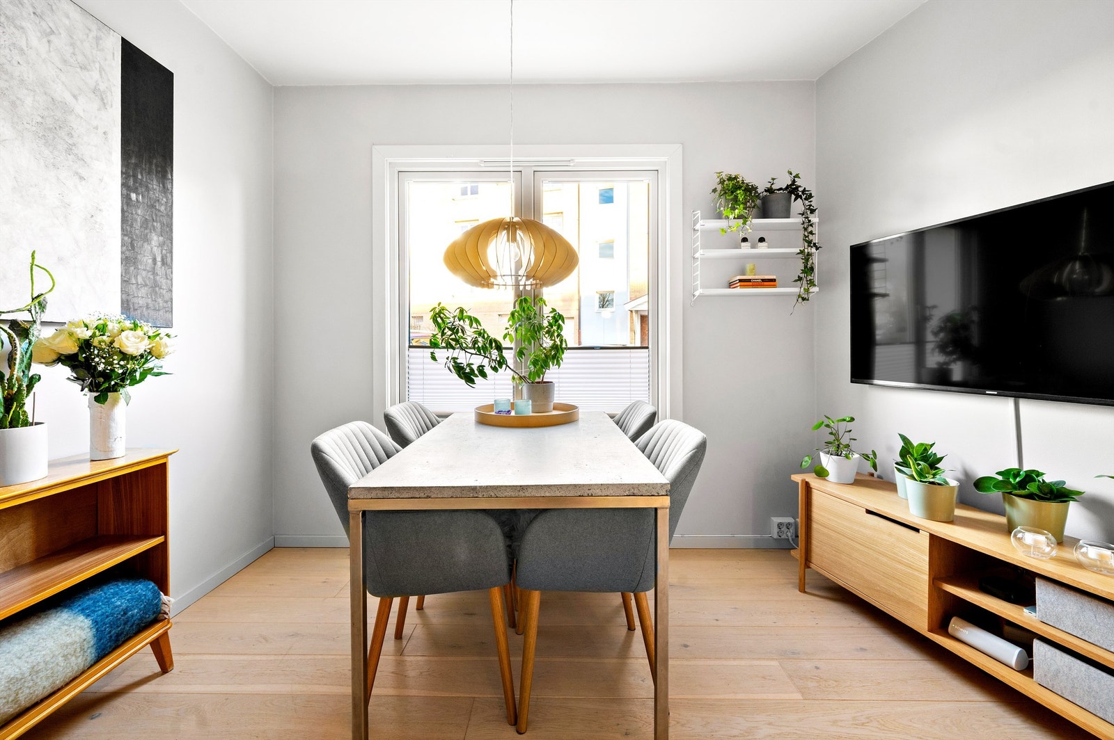 Store vindusflater slipper inn rikelig med lys og skaper en lys og luftig atmosfære i boligen. Galleribilde