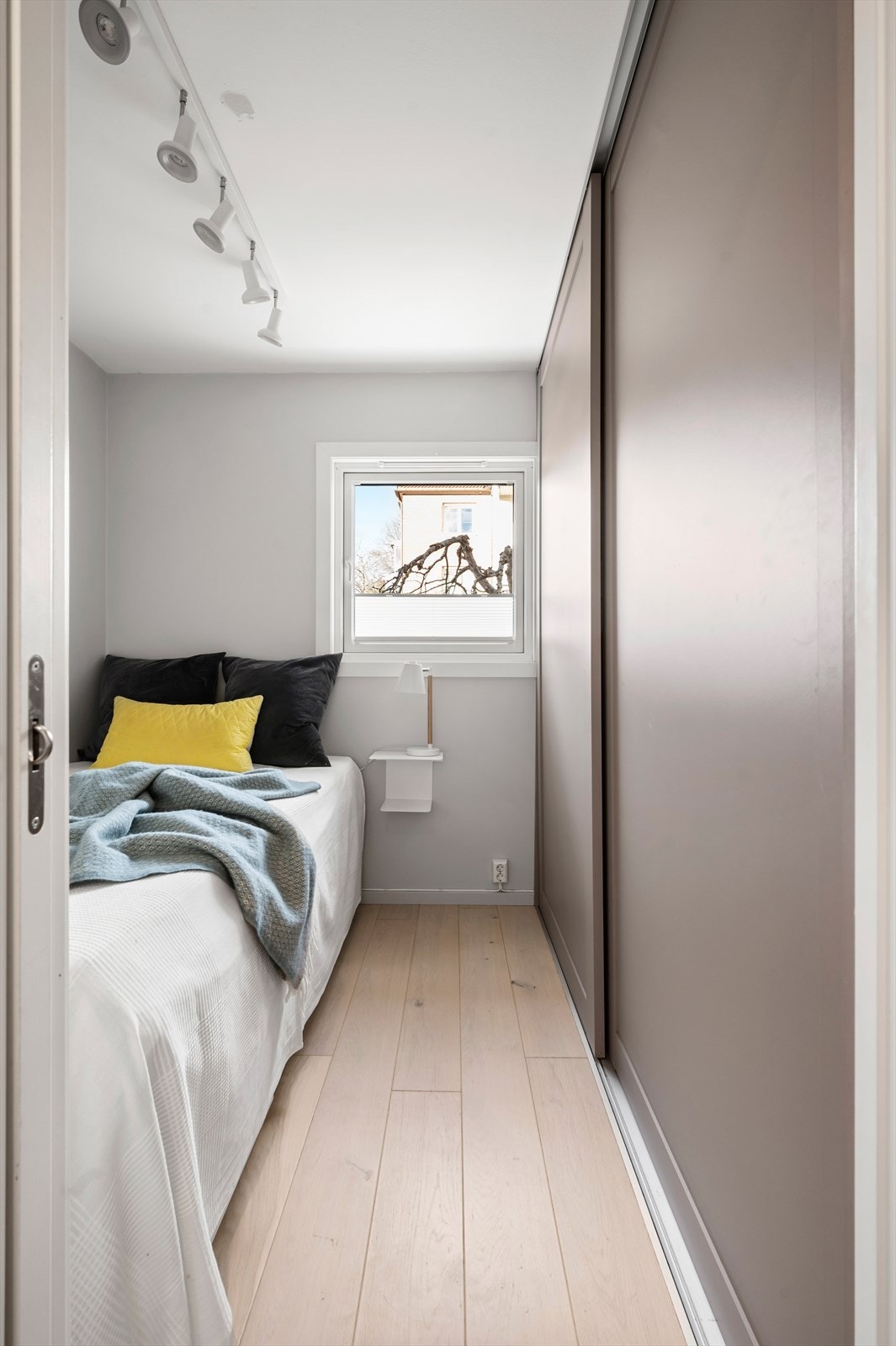 Det er rikelig med oppbevaringsplass i en svært romslig skyvedørsgarderobe. Galleribilde