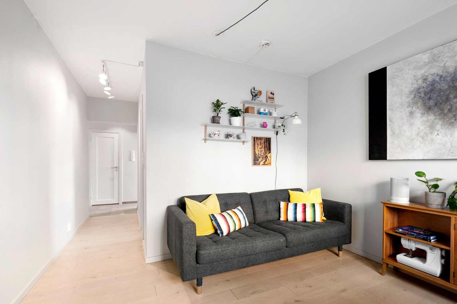 Overflatene er holdt i lyse og behagelige nyanser. Galleribilde