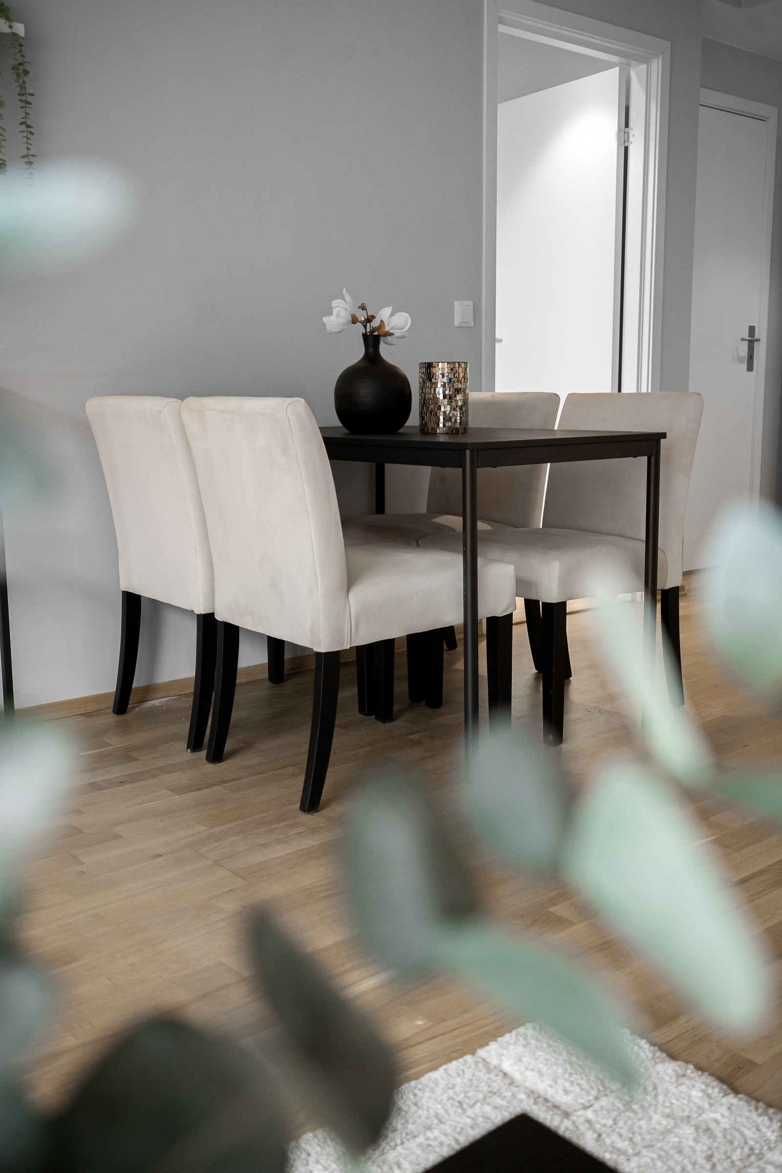 Plass til spisebord med stoler hvor du kan samle venner og familie til ett hyggelig måltid. Galleribilde