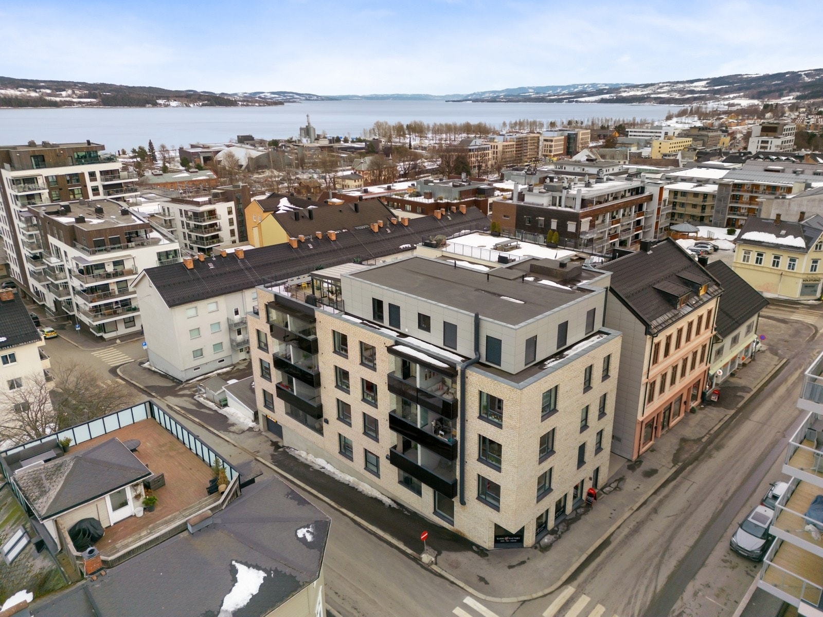 Her bor du i hjertet av mjøsbyen Gjøvik, med kort vei til alt fra shopping og studier til rekreasjon og kultur. Galleribilde