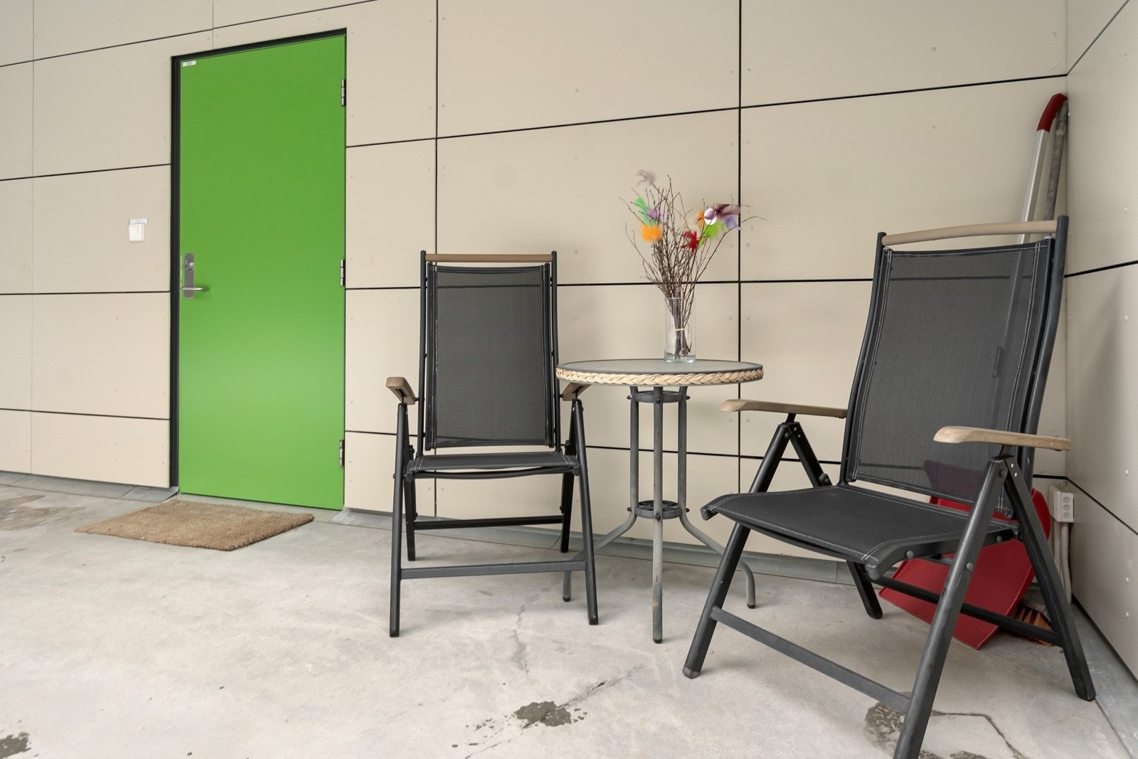 I tillegg til innglasset balkong, finnes en koselig uteplass ifm. inngangspartiet. Galleribilde