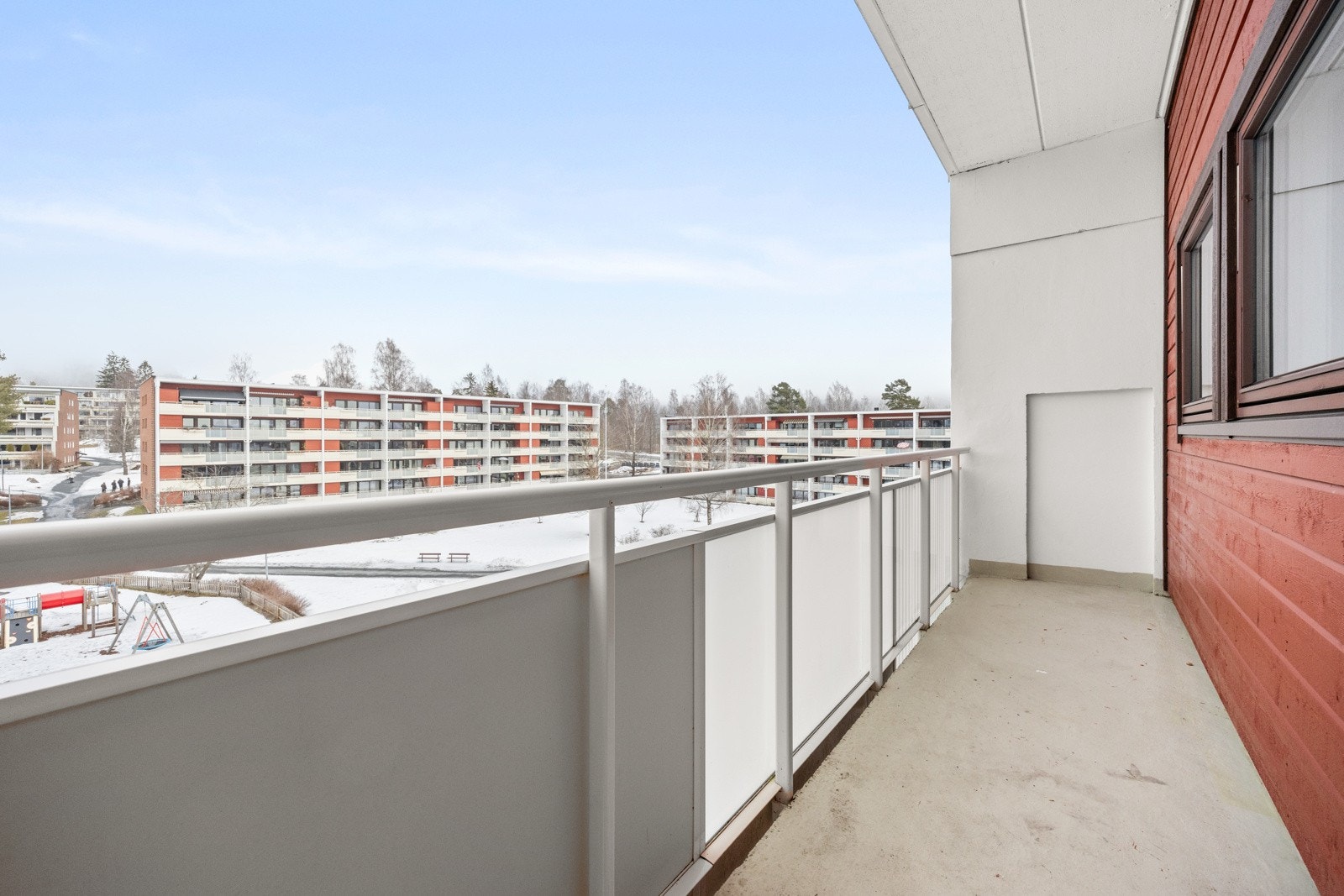 Nordvendt balkong med utsyn over fellesområder Galleribilde