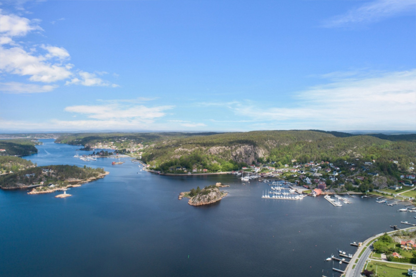 Hankøsundet byr på sommeridyll med bademuligheter, seilsport og serveringssteder Galleribilde