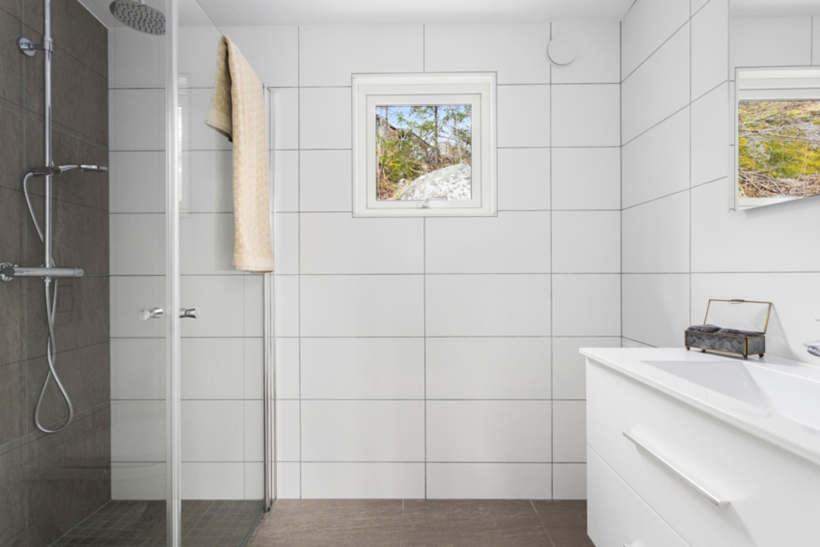 Lekkert bad med moderne og lys innredning Galleribilde