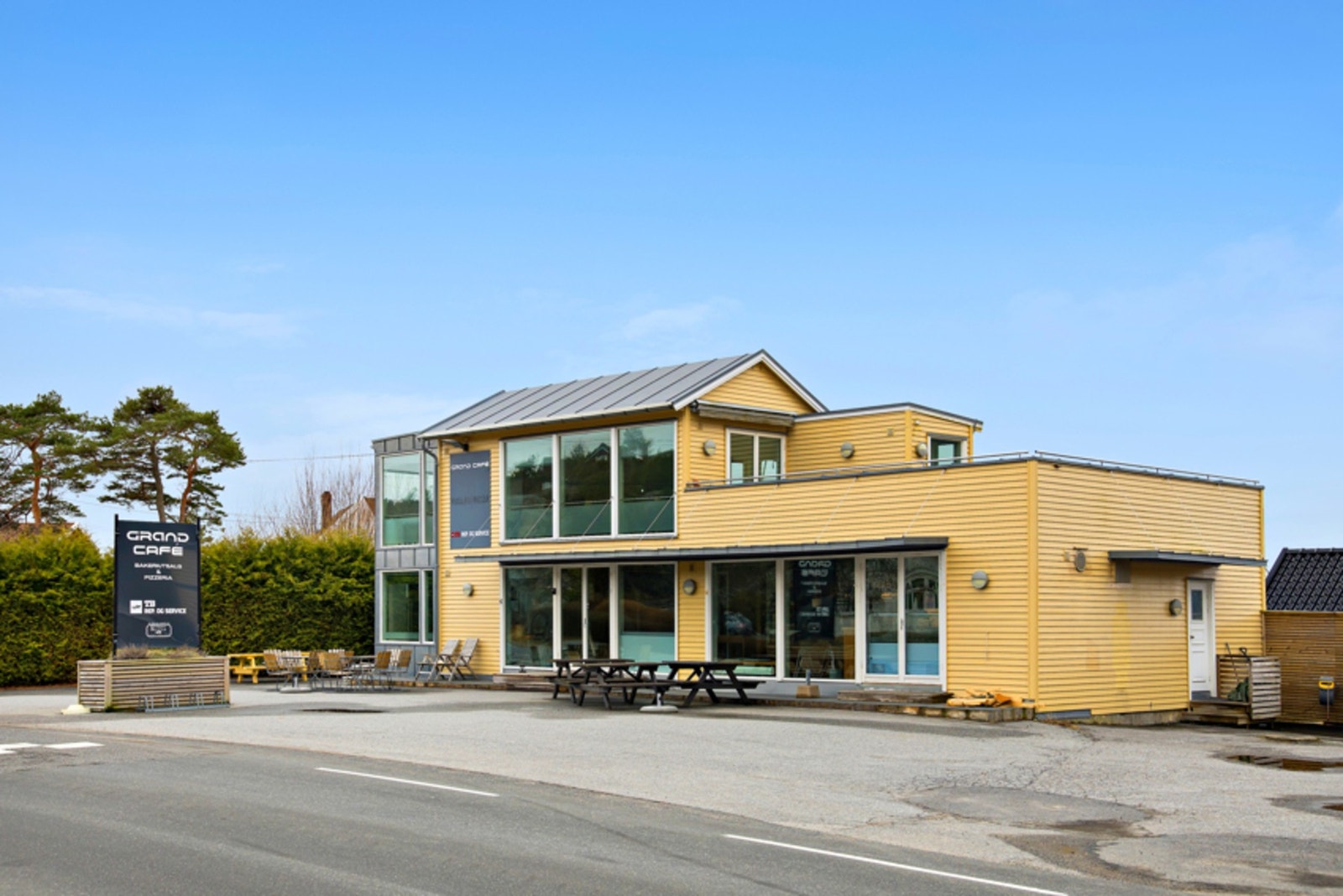 Innenfor 6 minutter kjøring finner du 2 populære serveringssteder, enten ved Hankø marina eller her ved Grand Cafe Galleribilde