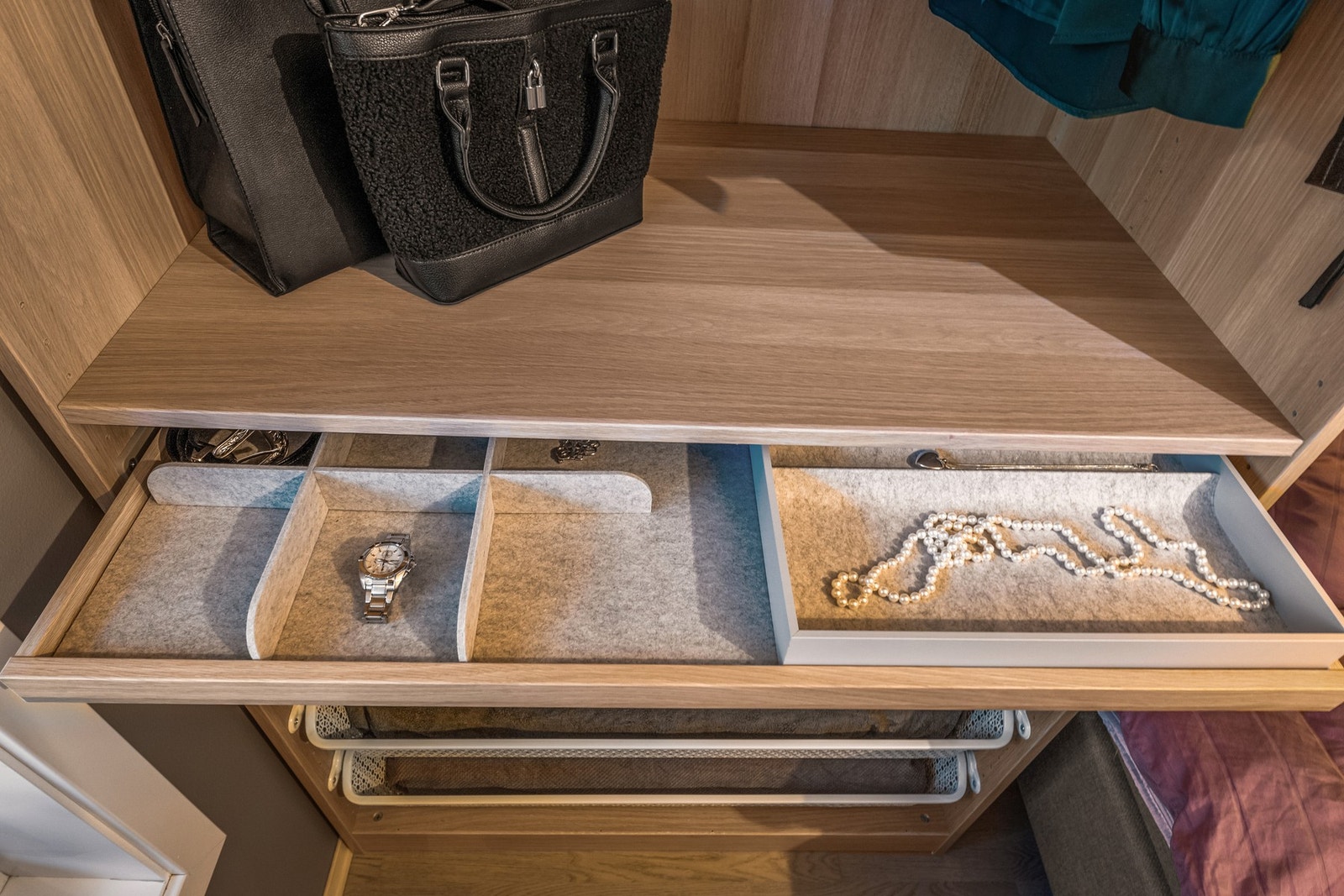 Fine detaljer i garderobeskapet Galleribilde