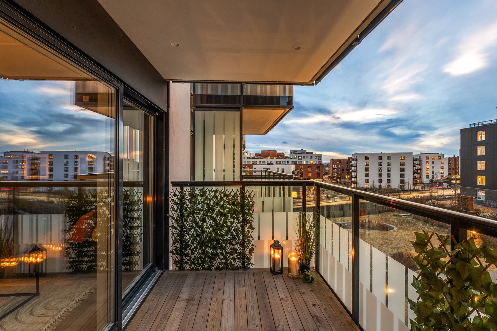 Fra stuen og ut til balkongen har du en stor og fin skyvedør som også slipper inn godt med naturlig lys Galleribilde