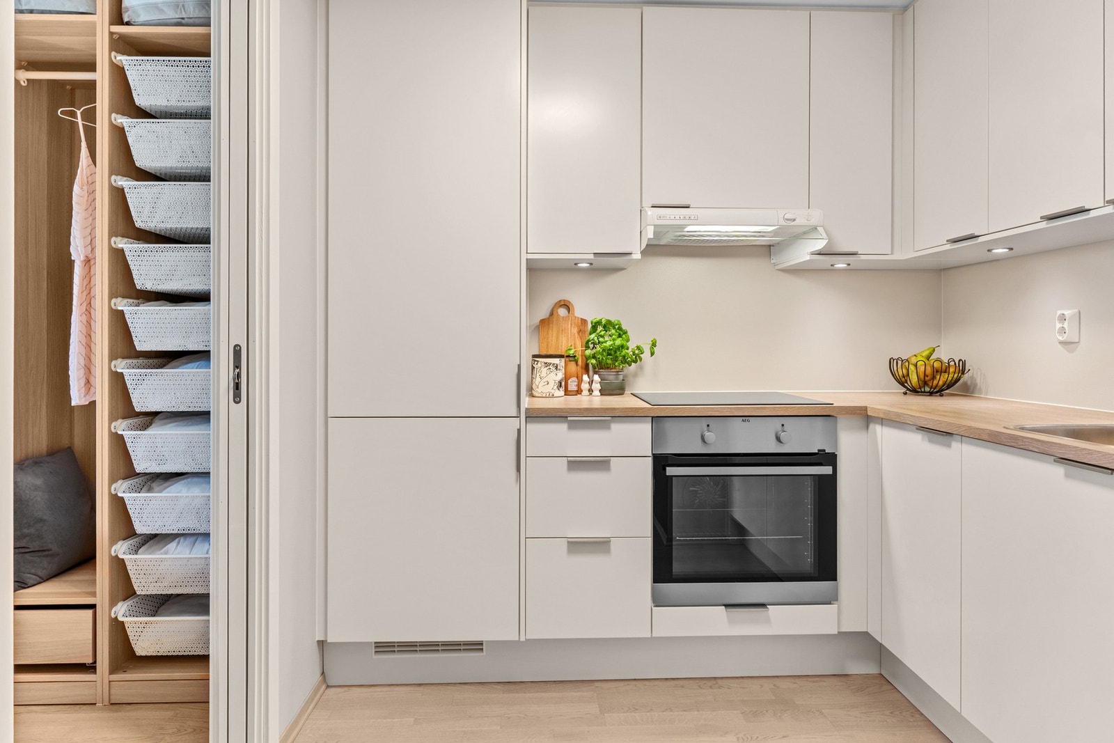 Stilrent Norema kjøkken i eget hjørne med takhøy innredning og godt med skapplass Galleribilde