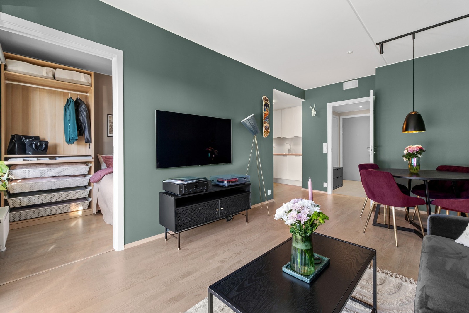 Oppvarming og varmtvann faktureres i tillegg til felleskostnadene og i 2024 var snitt pr mnd på ca. kr 415,- Galleribilde