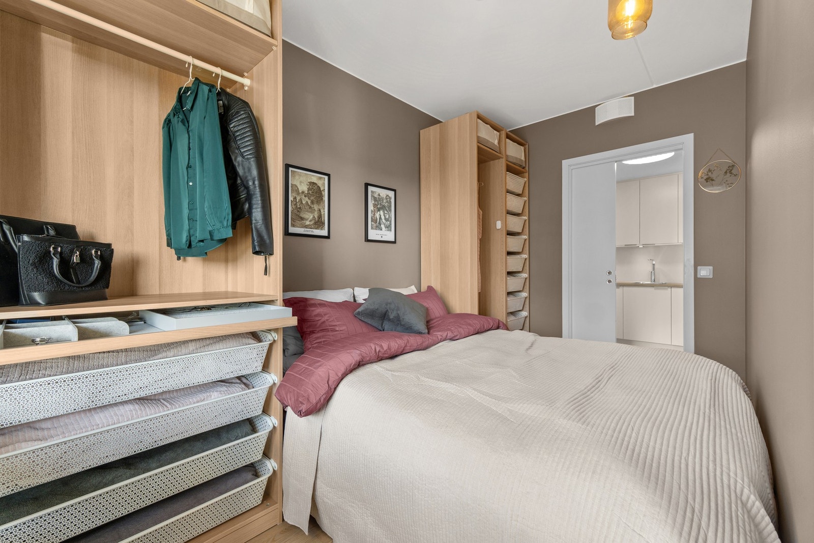 Flott soverom med glatte malte overflater i behagelig og moderne fargevalg som står i god stil til eik garderobeskap Galleribilde