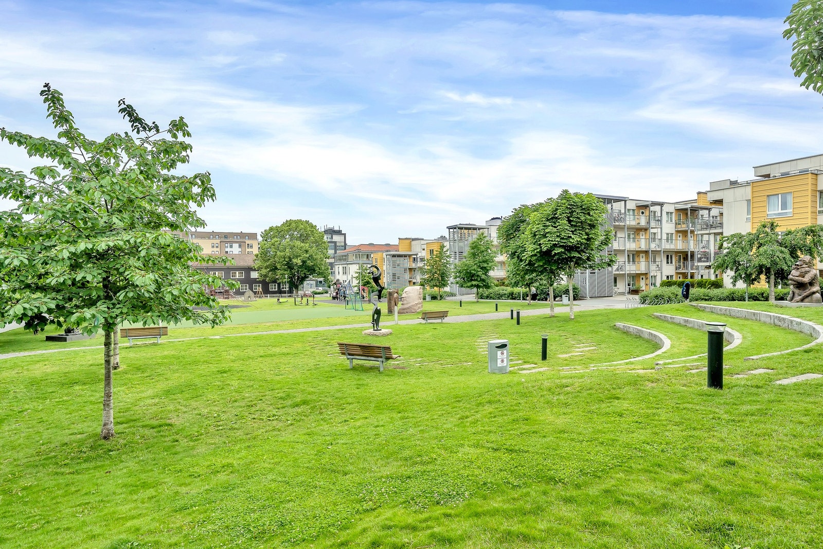 Kanonhallparken er en fin samlingsplass. På vinteren er det liten skøytebane for barna. Galleribilde