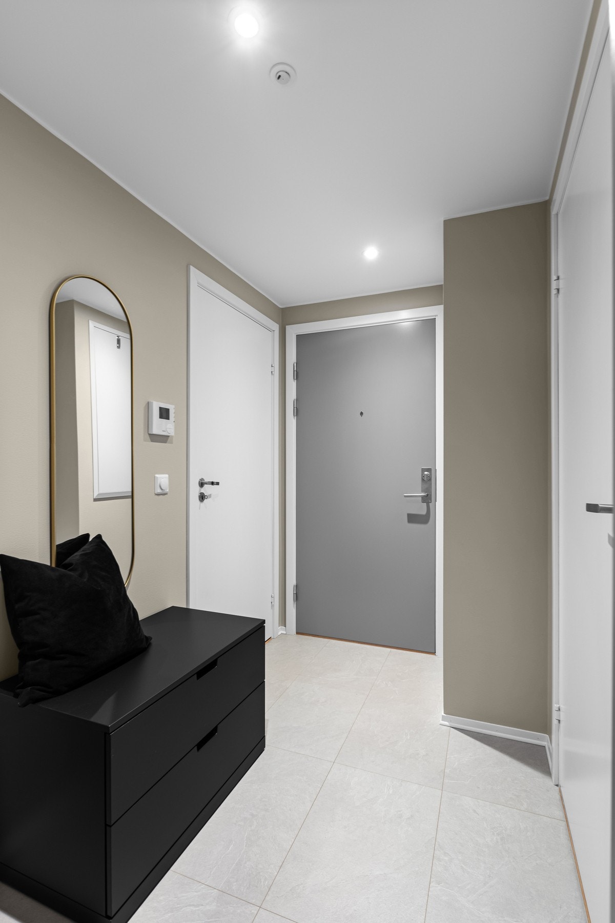 Det er tilkomst til alle etasjer via heis. I gangen er det godt med plass til ønsket garderobeløsning. Galleribilde