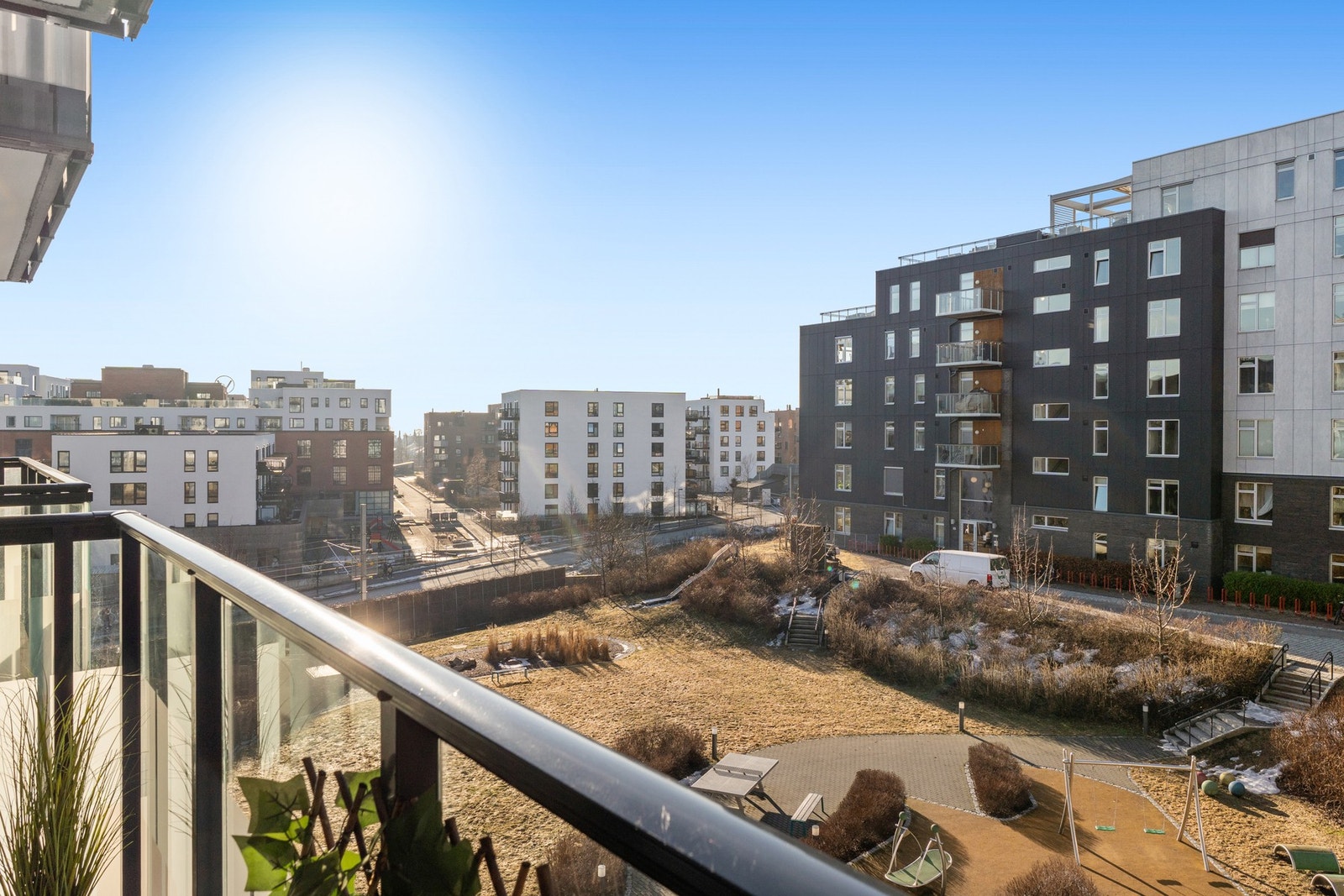 Vestvendt beliggenhet gir ypperlige solforhold, noe de fleste søker! Galleribilde