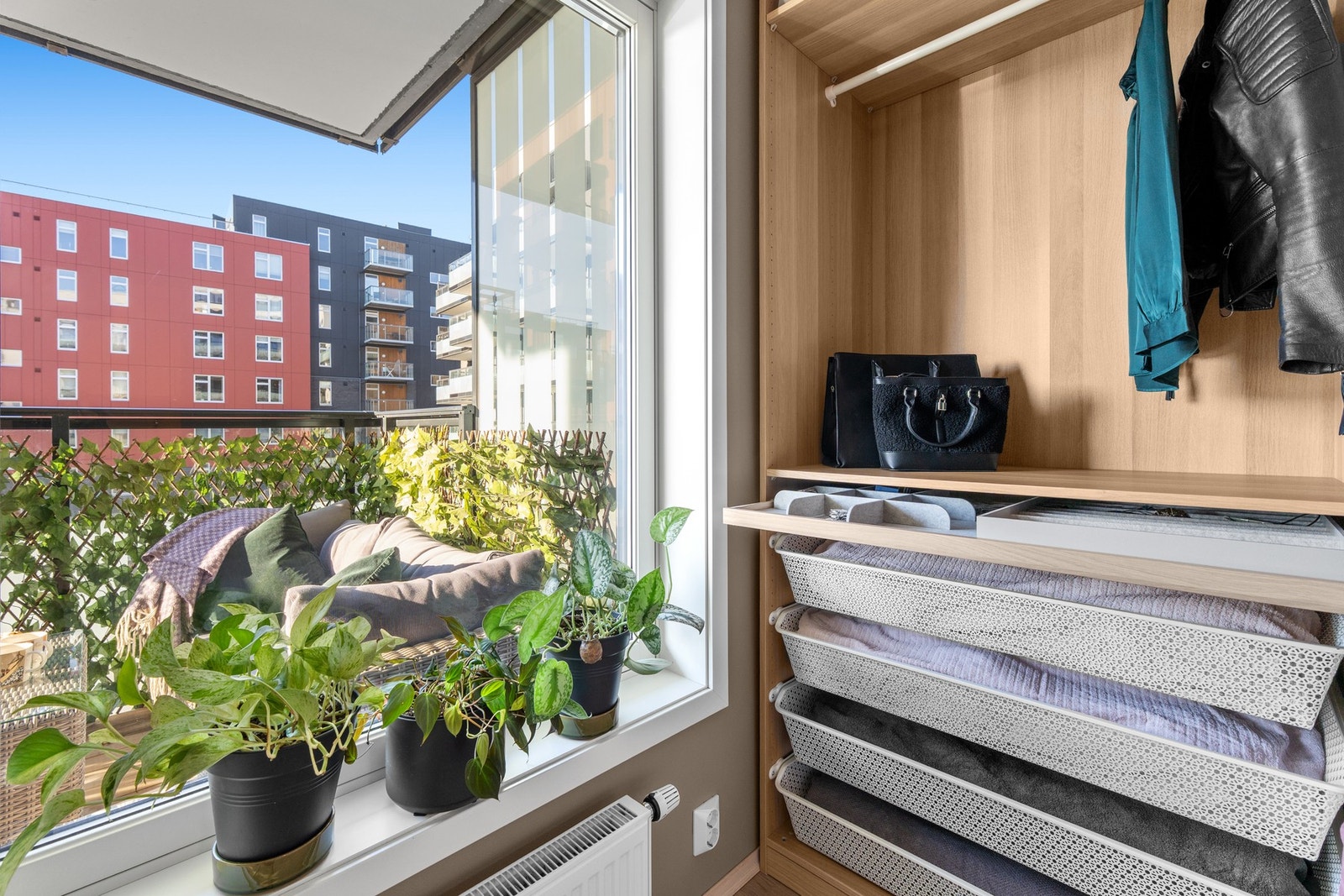 Brede vinduskarmer til pynt og blomster Galleribilde