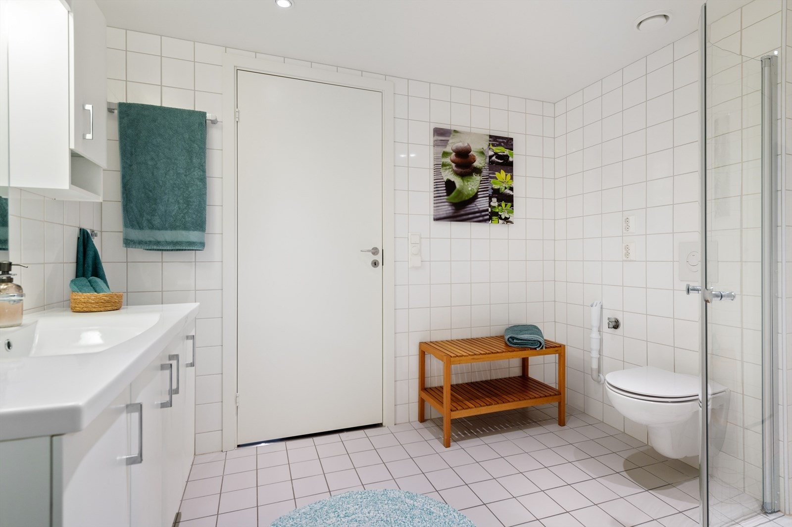 Flislagt baderom med varme i gulv og downlights i himling Galleribilde