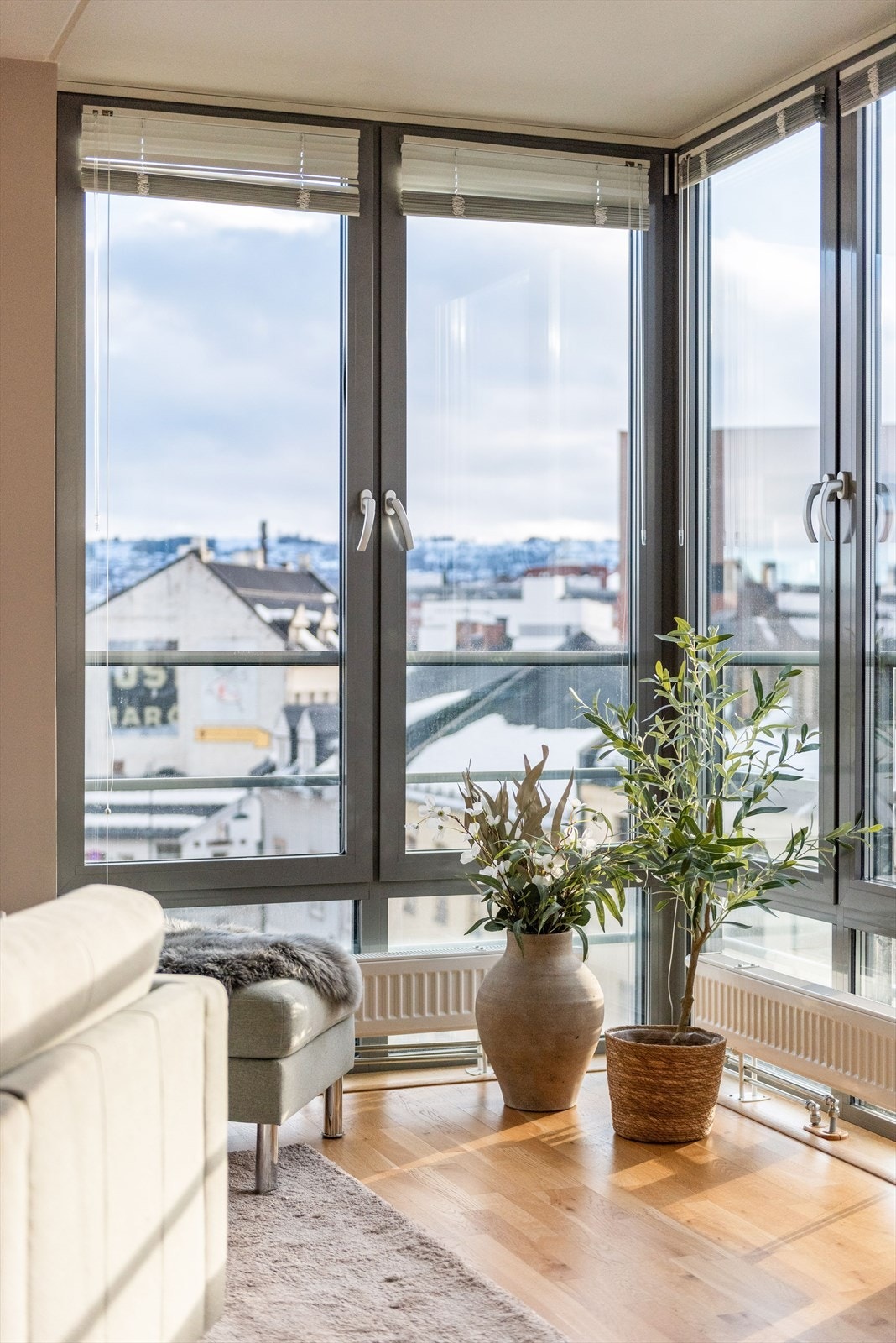 Vinduer fra gulv til tak og luftig utsyn Galleribilde