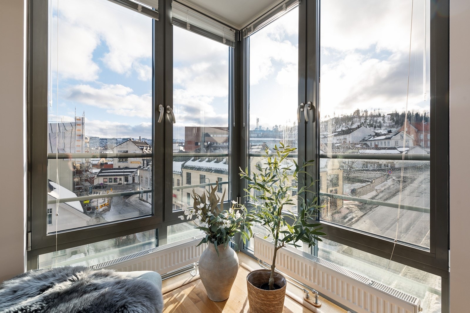En sentrumsleilighet med generøse vindusflater Galleribilde