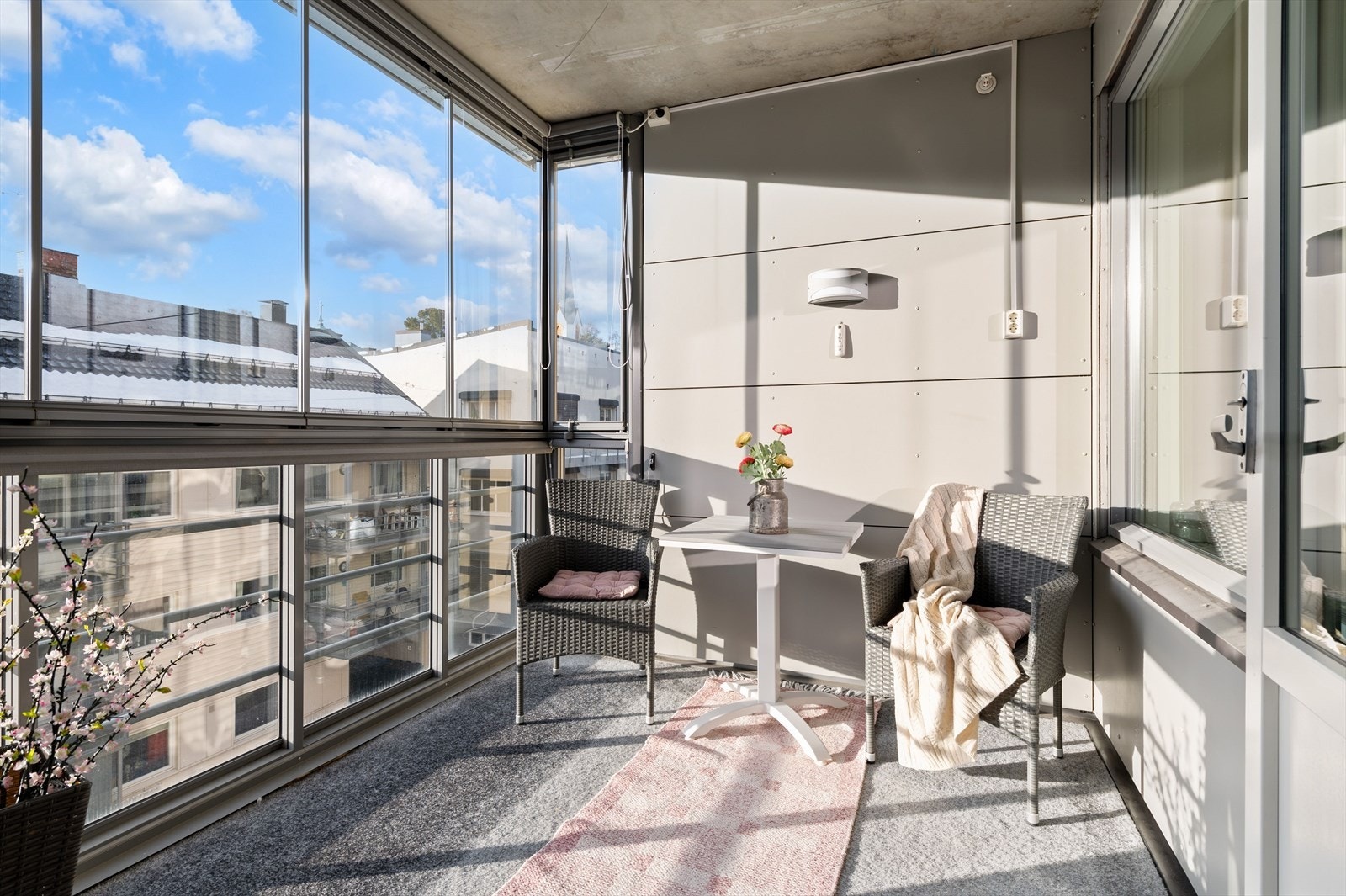 Solrik innglasset balkong på ca. 7 m² med plass til utemøblement Galleribilde