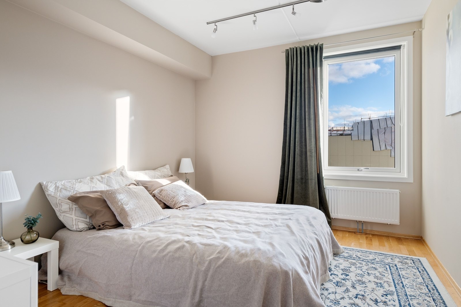 Romslig hovedsoverom med plass til dobbeltseng og garderobe Galleribilde
