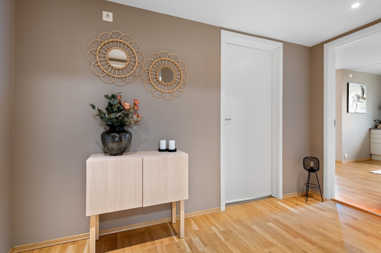 Stor gang med garderobeplass og downlights i himling Galleribilde