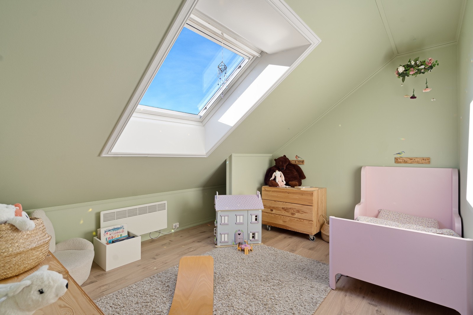 Soverom nr 2 - liten knevegg som gir rom for lagring eller moro for de minste Galleribilde