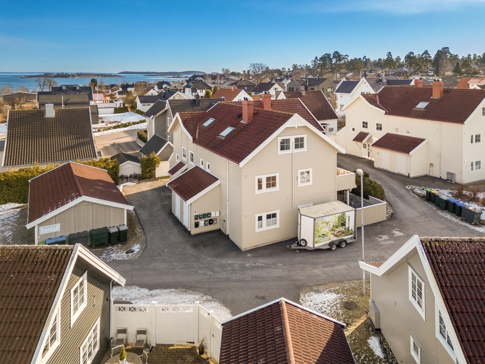 Garasjebygget er like utenfor bygningen (til venstre i bildet) Galleribilde