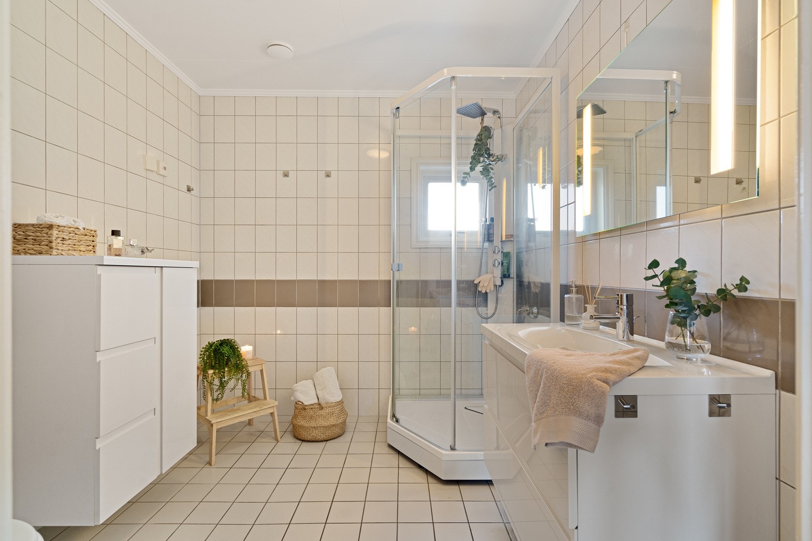 Pent baderom med varmekabler i gulvet Galleribilde