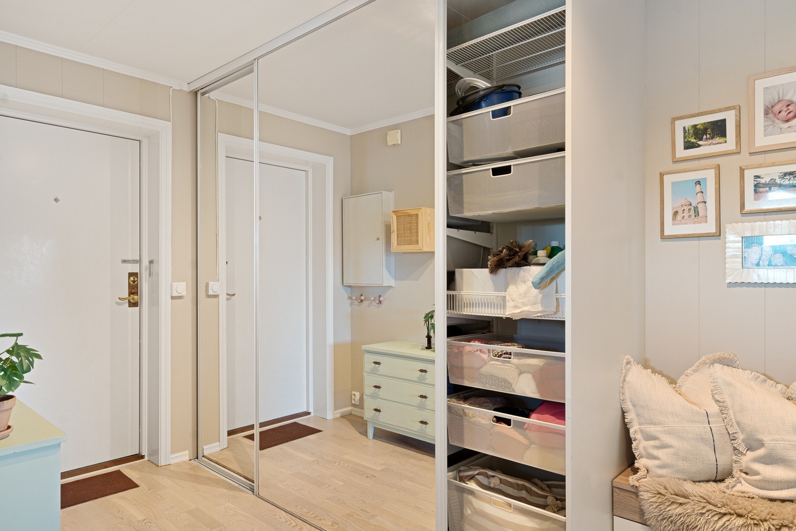 skyvedørsgarderobe fra Elfa med mye lagring Galleribilde