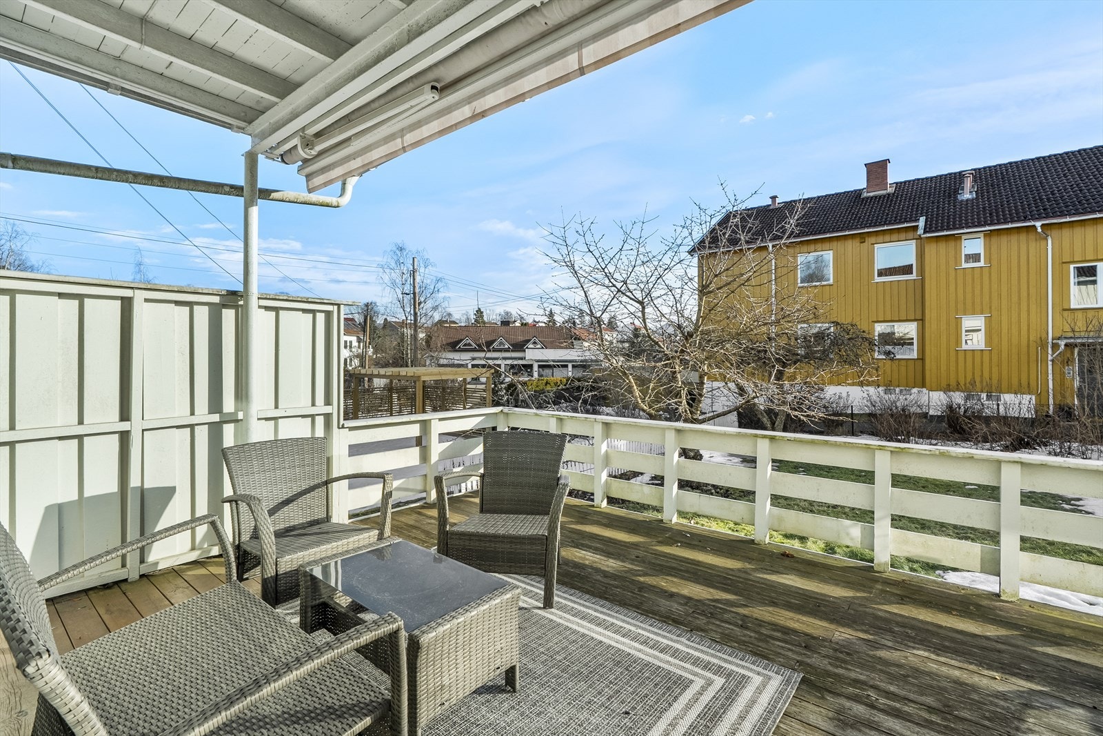 Terrassen er delvis overbygd og gir plass til flere sittegrupper og grill - perfekt for mange hyggelige stunder i solen med familie og venner. Galleribilde