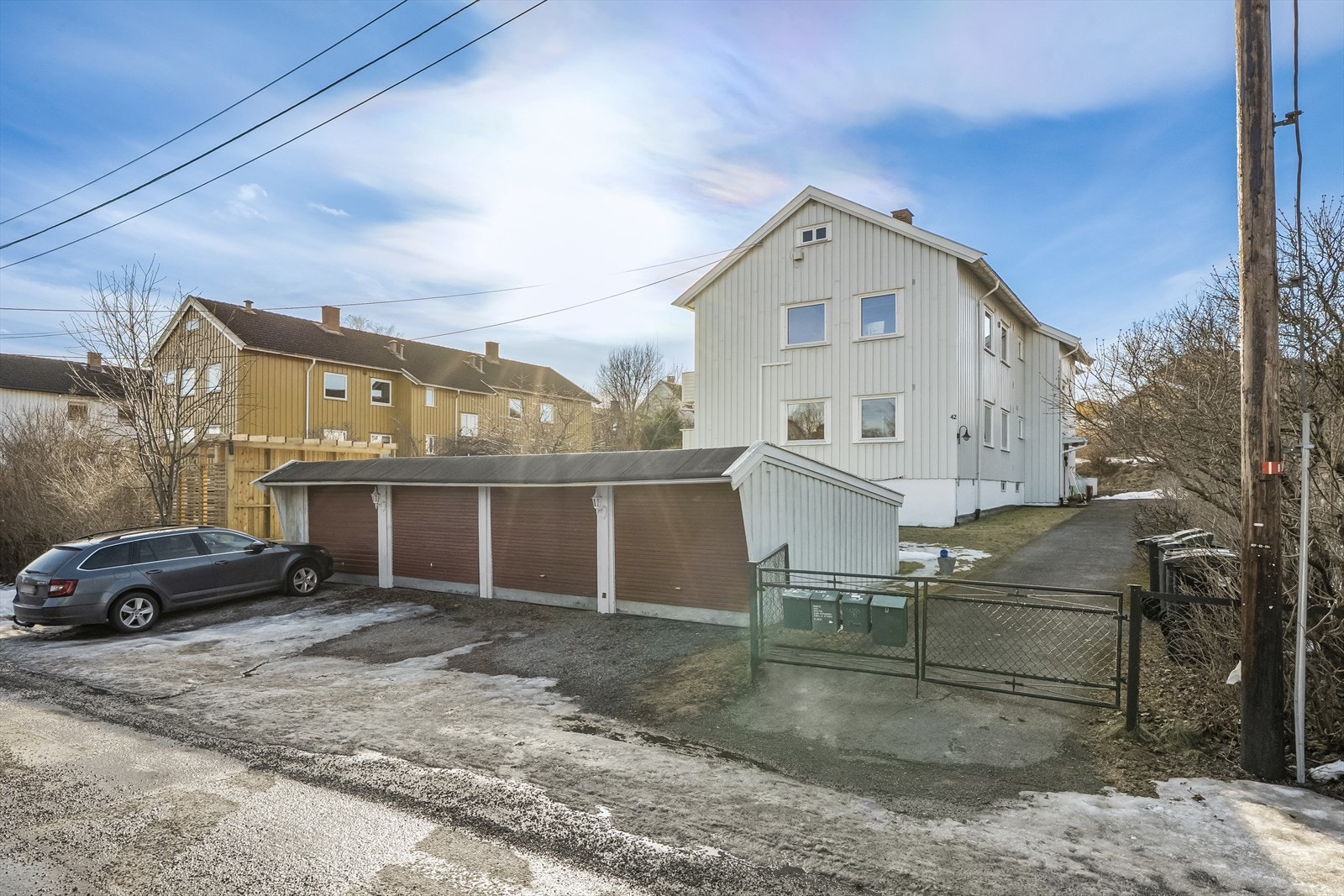 Det medfølger garasjeplass til leiligheten - nr 2. fra venstre. Galleribilde