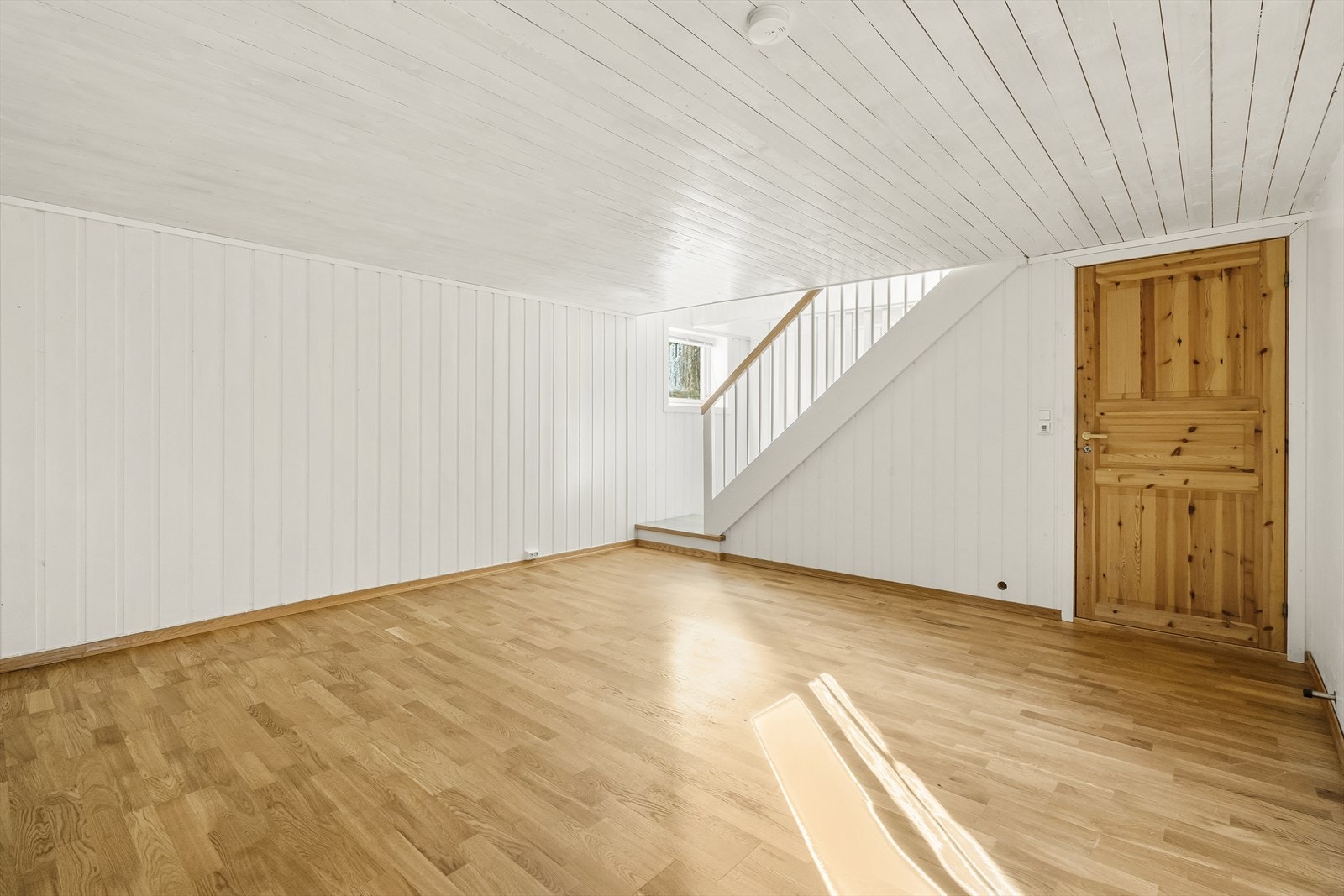 Velkommen til kjelleretasjen! I kjellerstuen er det parkett og varme i gulv. Galleribilde