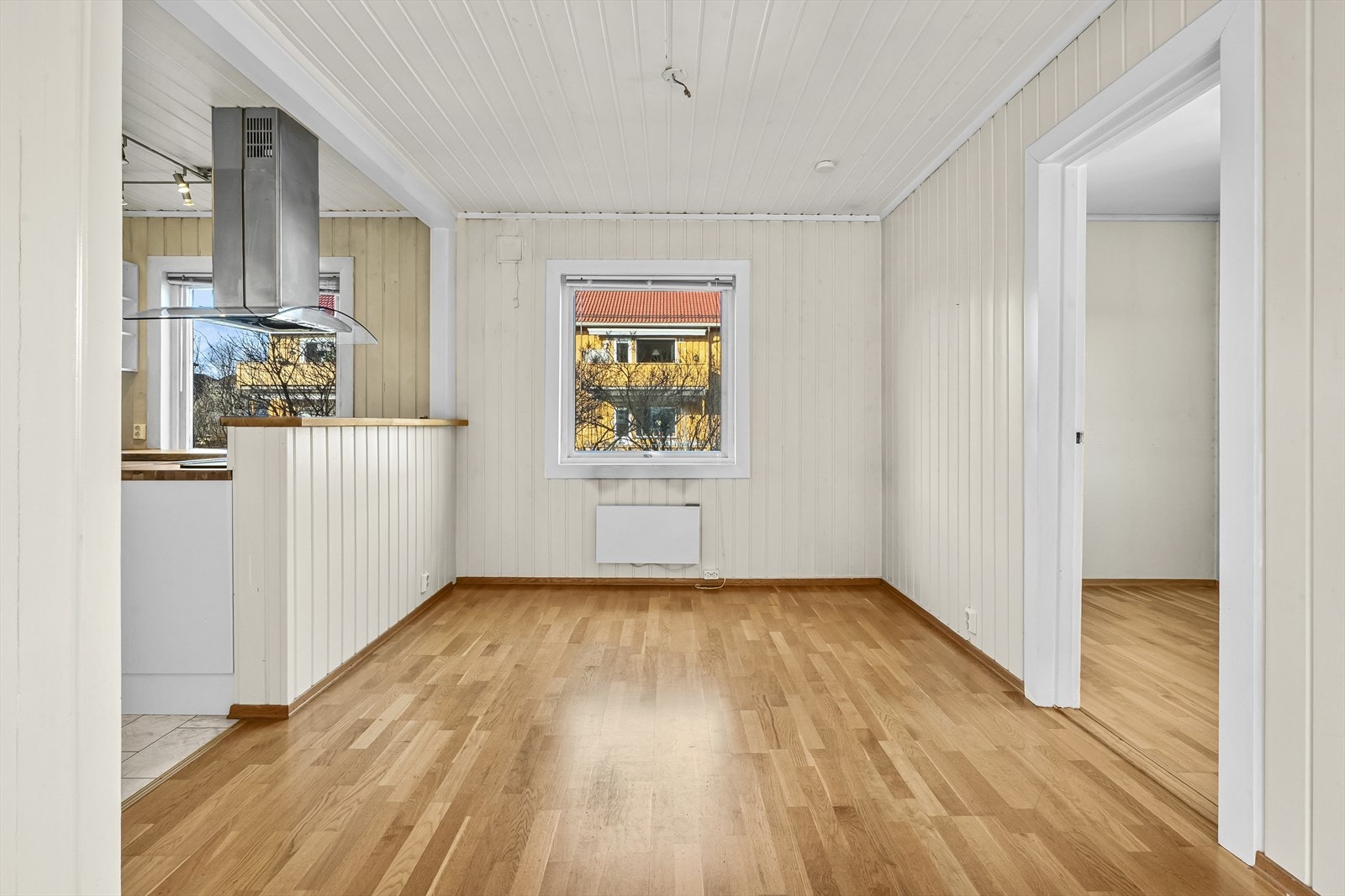 Rikelig med plass til spisebord. Her er det også mulighet for å etablere ekstra soverom ved behov. Galleribilde
