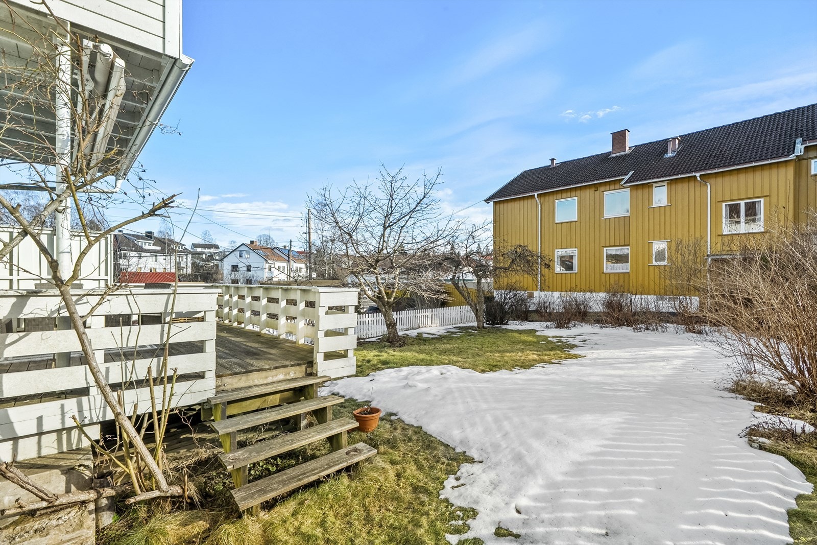 Hagen er aldeles flott, frodig og flat - pent opparbeidet med plen, busker og frukttrær, og byr på rikelig med boltreplass for store og små, sommer som vinter. Galleribilde