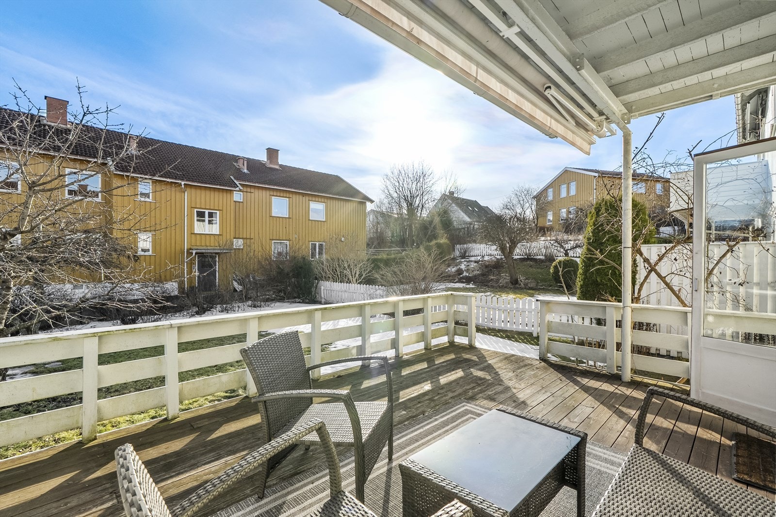 Terrassen er vendt mot syd og er på romslige 18kvm, med trapp ned til hagen. Galleribilde